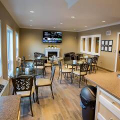 Отель Refresh Inn & Suites гостиничный бар