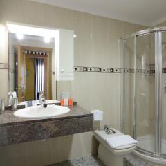 Отель Apartamentos Nuriasol Испания, Фуэнхирола - 7 отзывов об отеле, цены и фото номеров - забронировать отель Apartamentos Nuriasol онлайн ванная