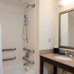 Отель Hampton Inn Indianapolis Downtown Across from Circle Centre ванная фото 2