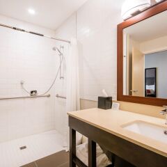 Отель Comfort Inn & Suites ванная фото 2