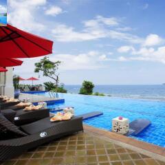 Отель Aquamarine Resort & Villa бассейн