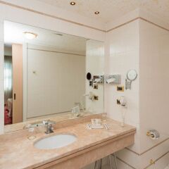 Отель SHG Hotel Antonella Италия, Помеция - 1 отзыв об отеле, цены и фото номеров - забронировать отель SHG Hotel Antonella онлайн ванная