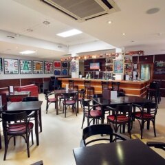 Отель Browns Sports & Leisure Club гостиничный бар