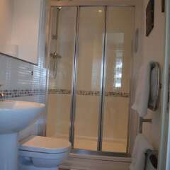 Апартаменты 2 Bedroom Apartment With Balcony Overlooking River ванная фото 2