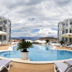 Отель Kondo Suites & Residence Чешме бассейн