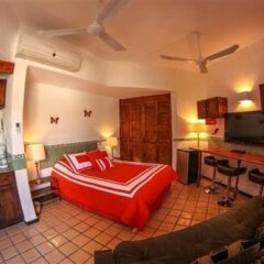 Отель Cabo Marina Beach Condos Bed And Breakfast - Adult Only комната для гостей