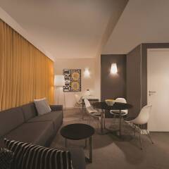 Отель Adina Apartment Hotel Berlin Hackescher Markt Германия, Берлин - 2 отзыва об отеле, цены и фото номеров - забронировать отель Adina Apartment Hotel Berlin Hackescher Markt онлайн комната для гостей фото 4