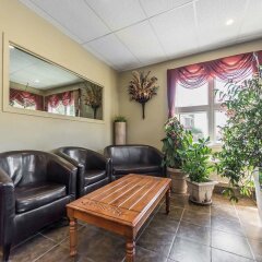 Отель Econo Lodge Montmorency Falls Канада, Буашатель - отзывы, цены и фото номеров - забронировать отель Econo Lodge Montmorency Falls онлайн интерьер отеля фото 3