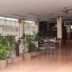 Отель Queen Pattaya Hotel Таиланд, Паттайя - отзывы, цены и фото номеров - забронировать отель Queen Pattaya Hotel онлайн гостиничный бар
