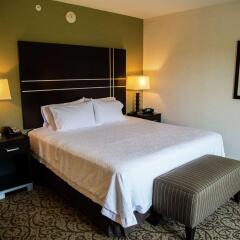 Отель Hampton Inn & Suites Sharon, PA комната для гостей