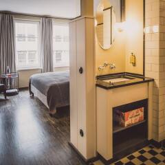 Отель Henri Hotel Hamburg Downtown Германия, Гамбург - 1 отзыв об отеле, цены и фото номеров - забронировать отель Henri Hotel Hamburg Downtown онлайн ванная