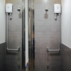 Tales Khaosan Hostel Бангкок ванная