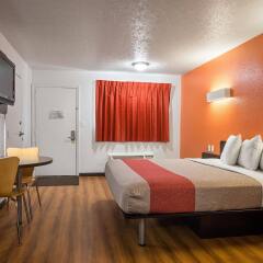 Отель Motel 6 Columbus OSU США, Колумбус - отзывы, цены и фото номеров - забронировать отель Motel 6 Columbus OSU онлайн комната для гостей фото 3