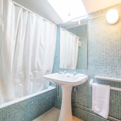 Отель Amendoeira`s terrace Apartment with river view Португалия, Лиссабон - отзывы, цены и фото номеров - забронировать отель Amendoeira`s terrace Apartment with river view онлайн ванная