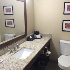 Отель Comfort Inn Airport Блумингтон ванная фото 2