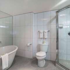 Отель Quality Inn Downtown Inner Harbour Канада, Виктория - отзывы, цены и фото номеров - забронировать отель Quality Inn Downtown Inner Harbour онлайн ванная фото 2