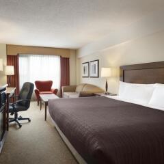 Отель Travelodge by Wyndham Saskatoon комната для гостей фото 2