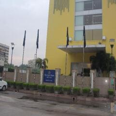 Отель Tulip Inn West Delhi парковка