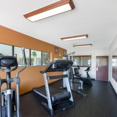 Отель Comfort Suites Plainview фитнесс-зал