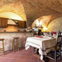 Отель Farmhouse With Pool and Large Garden, 50 Acres of Vineyards, Wine Tasting Ареццо фото 22