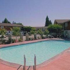 Отель Comfort Inn & Suites North Vancouver Канада, Аптаун - отзывы, цены и фото номеров - забронировать отель Comfort Inn & Suites North Vancouver онлайн с домашними животными