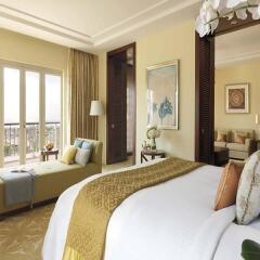 Отель The Ritz-Carlton, Dubai Представительский люкс с различными типами кроватей фото 8