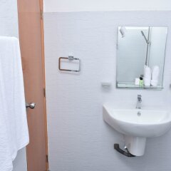 Отель Aradhana Airport Hotel Шри-Ланка, Негомбо - отзывы, цены и фото номеров - забронировать отель Aradhana Airport Hotel онлайн ванная