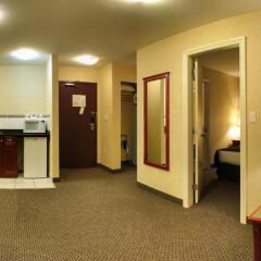 Отель Days Inn & Suites Langley в номере