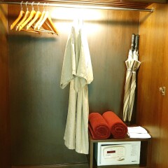 Отель Patong Paragon Resort & Spa сейф в номере
