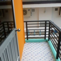 Отель Orange House бассейн