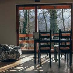 Гостиница Jaunty Riders Hostel в Красной Поляне 1 отзыв об отеле, цены и фото номеров - забронировать гостиницу Jaunty Riders Hostel онлайн Красная Поляна комната для гостей фото 2
