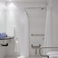 Отель Holiday Inn Express Malaga Airport Испания, Малага - 1 отзыв об отеле, цены и фото номеров - забронировать отель Holiday Inn Express Malaga Airport онлайн ванная фото 2