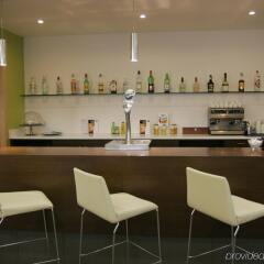 Отель Holiday Inn Express Bilbao Испания, Дерио - отзывы, цены и фото номеров - забронировать отель Holiday Inn Express Bilbao онлайн гостиничный бар