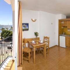 Отель Central Park Apartamentos Испания, Сан-Антони-де-Портмань - 4 отзыва об отеле, цены и фото номеров - забронировать отель Central Park Apartamentos онлайн балкон