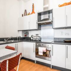 Отель Bright 1BR Home Near Arsenal Stadium W/balcony в номере