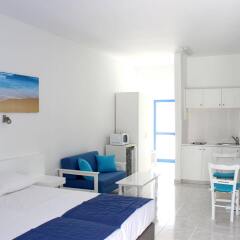 Отель Flokkas Hotel Apartments Кипр, Протарас - отзывы, цены и фото номеров - забронировать отель Flokkas Hotel Apartments онлайн комната для гостей фото 2