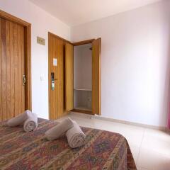Отель Hostal Ferrer Испания, Сан-Антони-де-Портмань - отзывы, цены и фото номеров - забронировать отель Hostal Ferrer онлайн комната для гостей фото 4