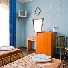 Гостиница Уютный дворик (Адлер) в Сочи - забронировать гостиницу Уютный дворик (Адлер), цены и фото номеров удобства в номере фото 2