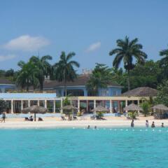 Отель Beachcomber Club Resort пляж