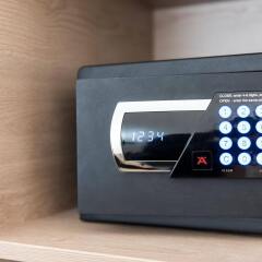 Hotel Amba сейф в номере