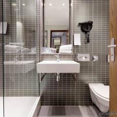 Отель Holiday Inn Clermont-Ferrand Centre Франция, Клермон-Ферран - отзывы, цены и фото номеров - забронировать отель Holiday Inn Clermont-Ferrand Centre онлайн ванная фото 2
