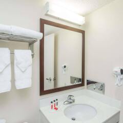 Отель Baymont Inn & Suites Jefferson City ванная