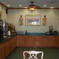 Отель Country Inn & Suites By Carlson Columbus West Колумбус банкомат