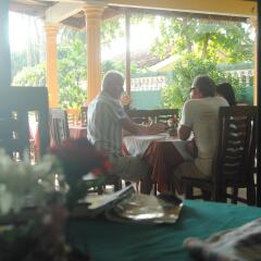 Отель Lily Restaurant and Inn фитнесс-зал