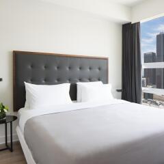 Отель Level Furnished Living комната для гостей фото 2