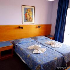 Daphne Hotel Apartments комната для гостей