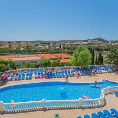 Апартаменты Holiday Centre Apartments бассейн