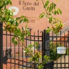 Отель Residence Il Fiore Del Garda Манерба-дель-Гарда парковка