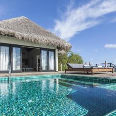 Отель Outrigger Konotta Maldives Resort бассейн