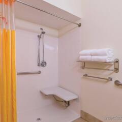 Отель La Quinta Inn & Suites Tulare ванная